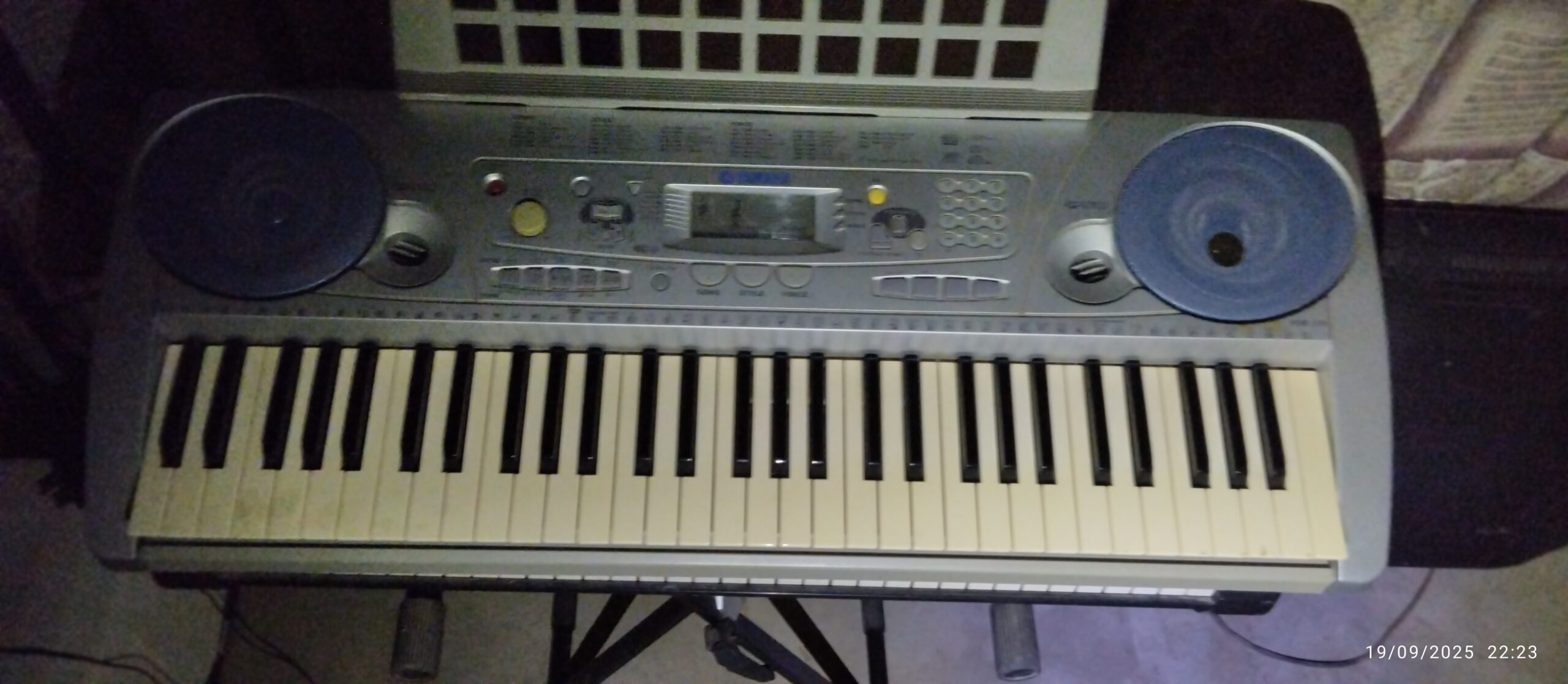 Yamaha electronic keyboard PSR-275